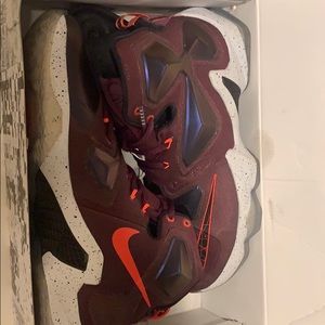 Lebron mulberry 13s burgundy size 10.5